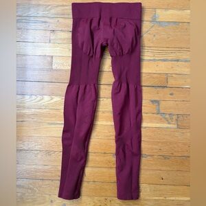 Butt Scrunch Ribbed Leggings in Burgundy